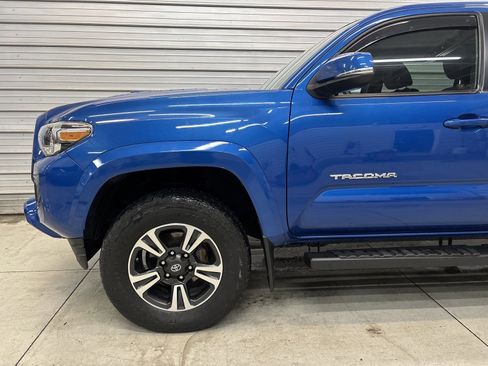 Used 2018 Toyota Tacoma TRD Sport image 4