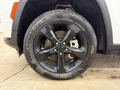 Used 2023 Jeep Grand Cherokee L Limited w/ Black Appearance Package image 31