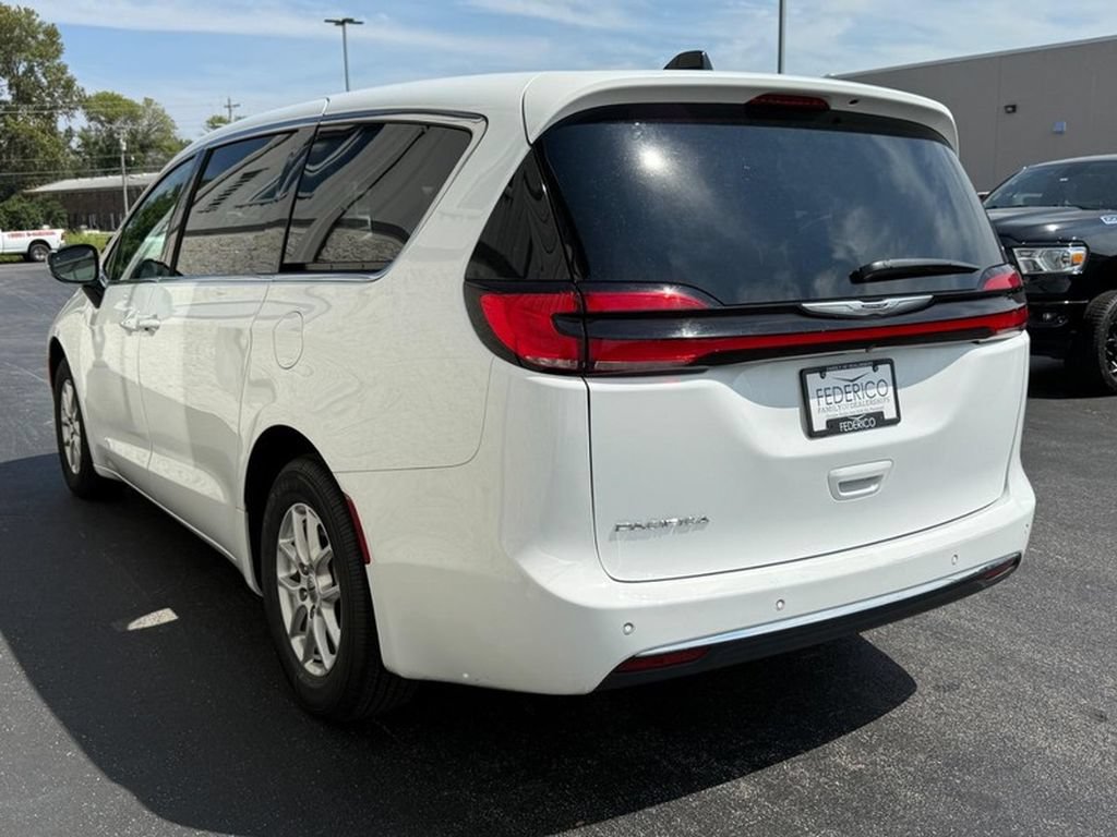 Used 2025 Chrysler Pacifica Select FWD image 7