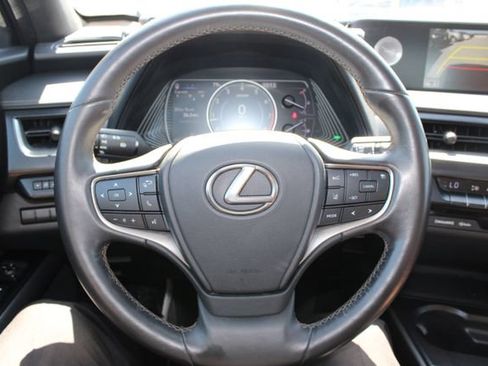 Used 2019 Lexus UX 200 FWD image 16