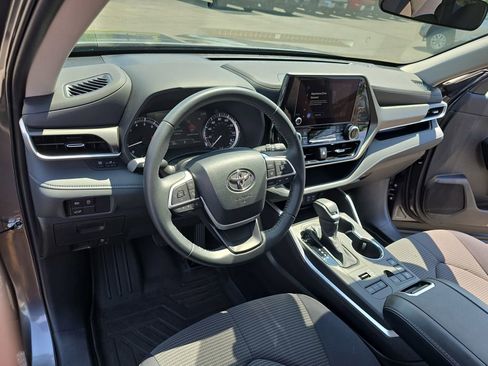 Used 2023 Toyota Highlander LE AWD/4WD image 18