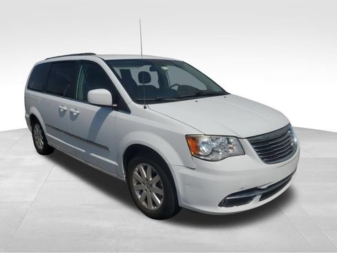 Used 2016 Chrysler Town & Country Touring FWD image 6
