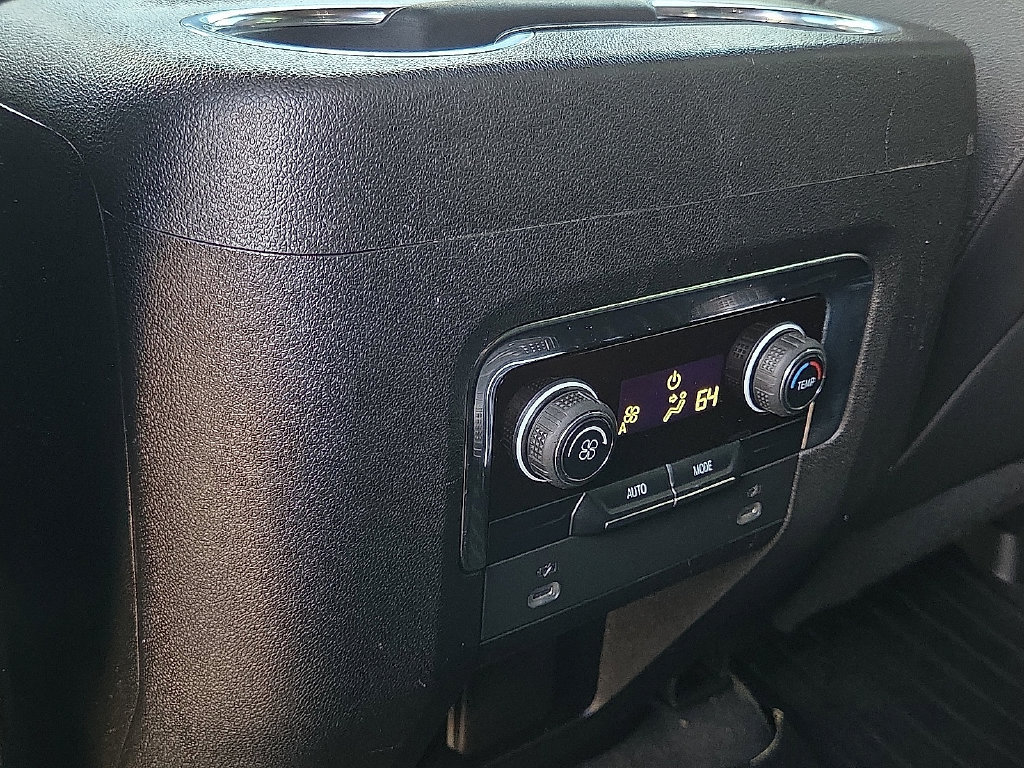 Used 2022 Chevrolet Suburban LT RWD image 13