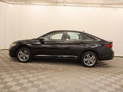 Certified 2024 Volkswagen Jetta SE image 3