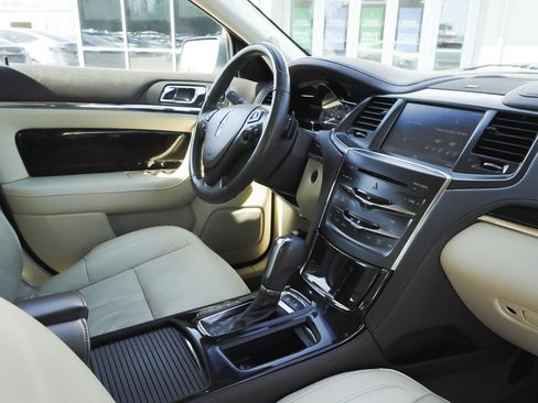 Used 2013 Lincoln MKS AWD image 44