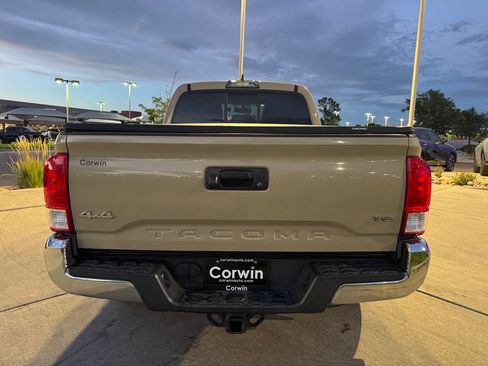 Used 2016 Toyota Tacoma SR5 w/ SR5 Appearance Package (SN) AWD/4WD image 8