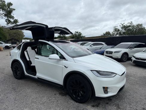 Used 2020 Tesla Model X Long Range image 9