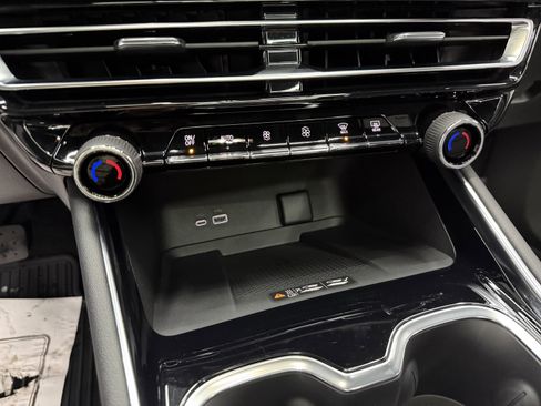 Used 2026 Chevrolet Traverse Z71 image 21