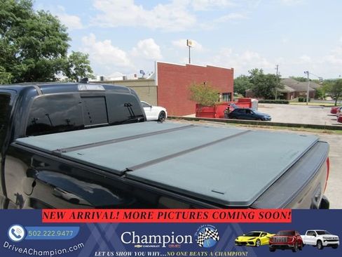 Used 2018 Toyota Tacoma TRD Sport w/ TRD Premium Sport Package AWD/4WD image 8