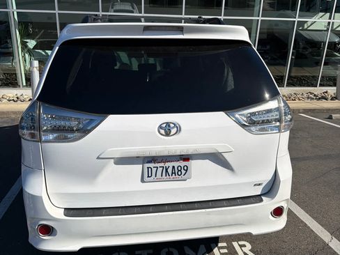 Used 2017 Toyota Sienna SE FWD image 12