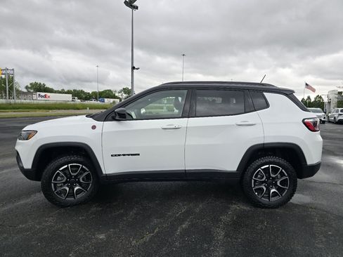 Used 2025 Jeep Compass Trailhawk AWD/4WD image 11