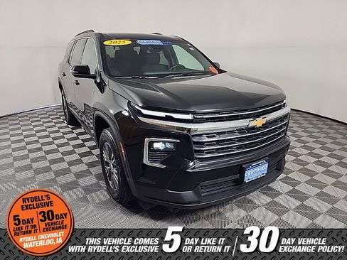 Used 2025 Chevrolet Traverse LT image 2