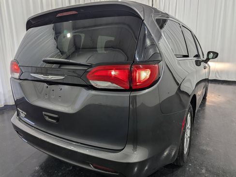 Used 2023 Chrysler Voyager LX image 7