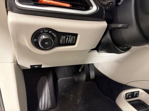 Used 2019 Chrysler Pacifica Touring-L FWD image 13