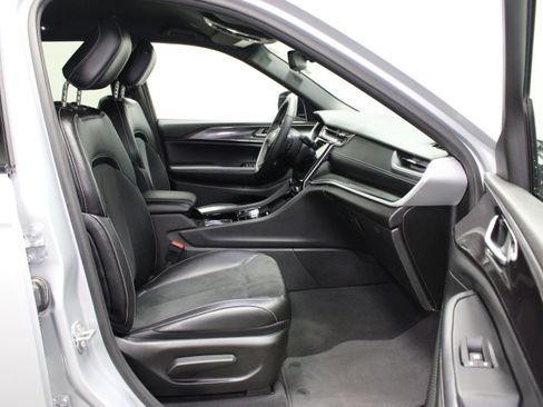 Used 2023 Jeep Grand Cherokee Altitude AWD/4WD image 14