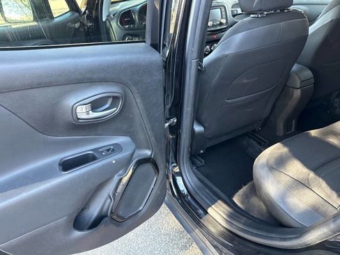 Used 2017 Jeep Renegade Altitude image 15