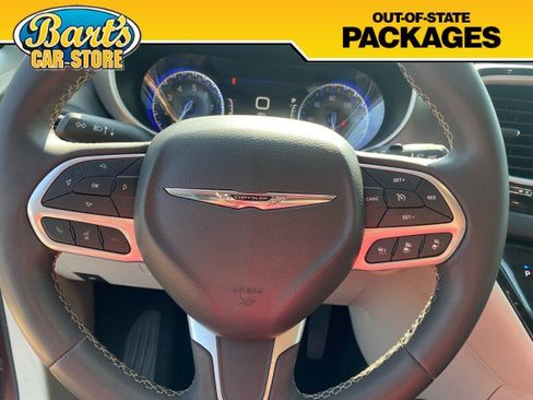 Used 2022 Chrysler Pacifica Touring-L FWD image 27