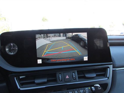 Used 2025 Lexus ES 300h w/ Premium Package image 14