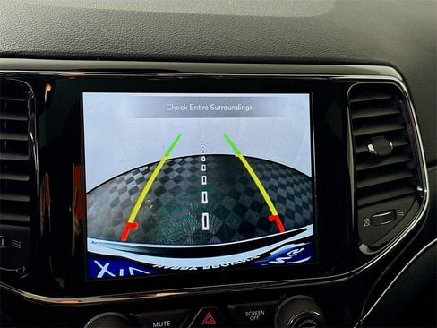 Used 2022 Jeep Grand Cherokee Limited image 8