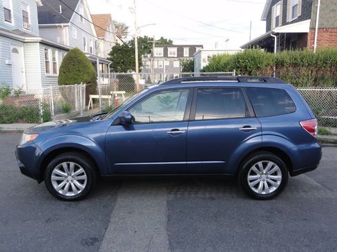 Used 2013 Subaru Forester 2.5X Premium w/ All-Weather Plus Pkg AWD/4WD image 5