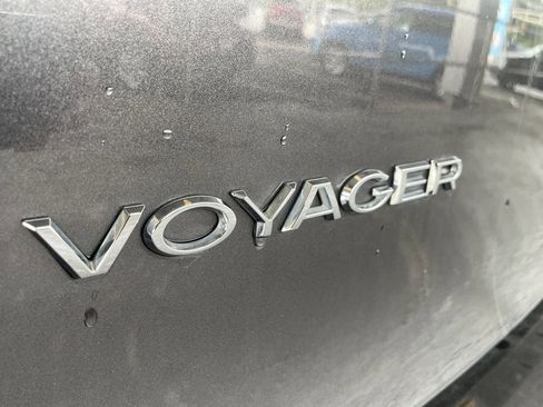 Used 2022 Chrysler Voyager LX image 39