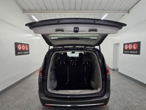 Used 2022 Chrysler Pacifica Touring-L FWD image 17