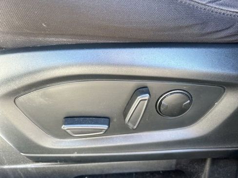 Used 2020 Ford Explorer XLT image 32