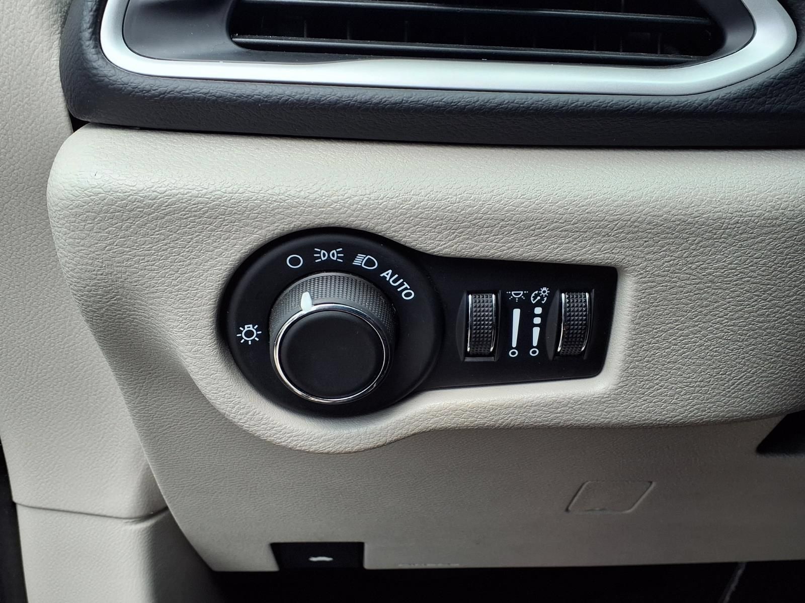 Used 2023 Chrysler Voyager LX FWD image 6