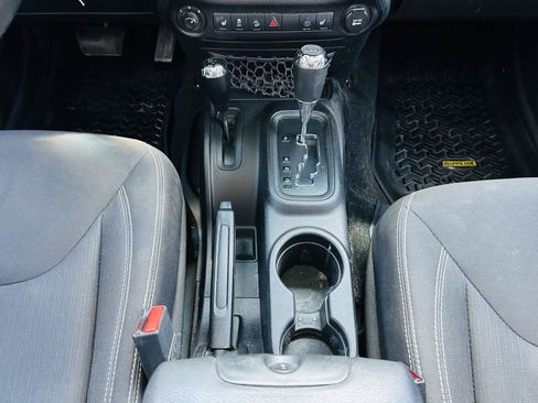 Used 2016 Jeep Wrangler Unlimited Sahara w/ Connectivity Group AWD/4WD image 17