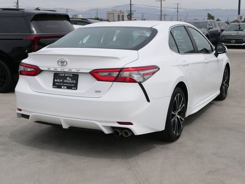 Used 2018 Toyota Camry SE image 4