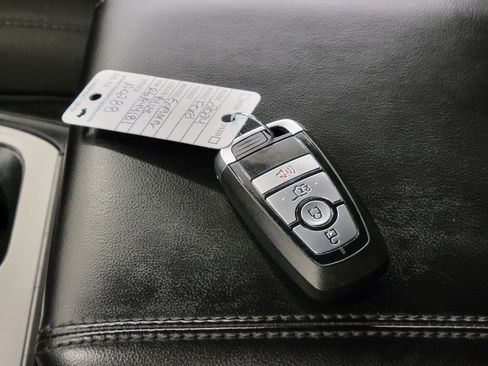 Used 2024 Ford Explorer XLT AWD/4WD image 28