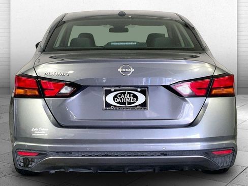 Used 2025 Nissan Altima 2.5 SV FWD image 3
