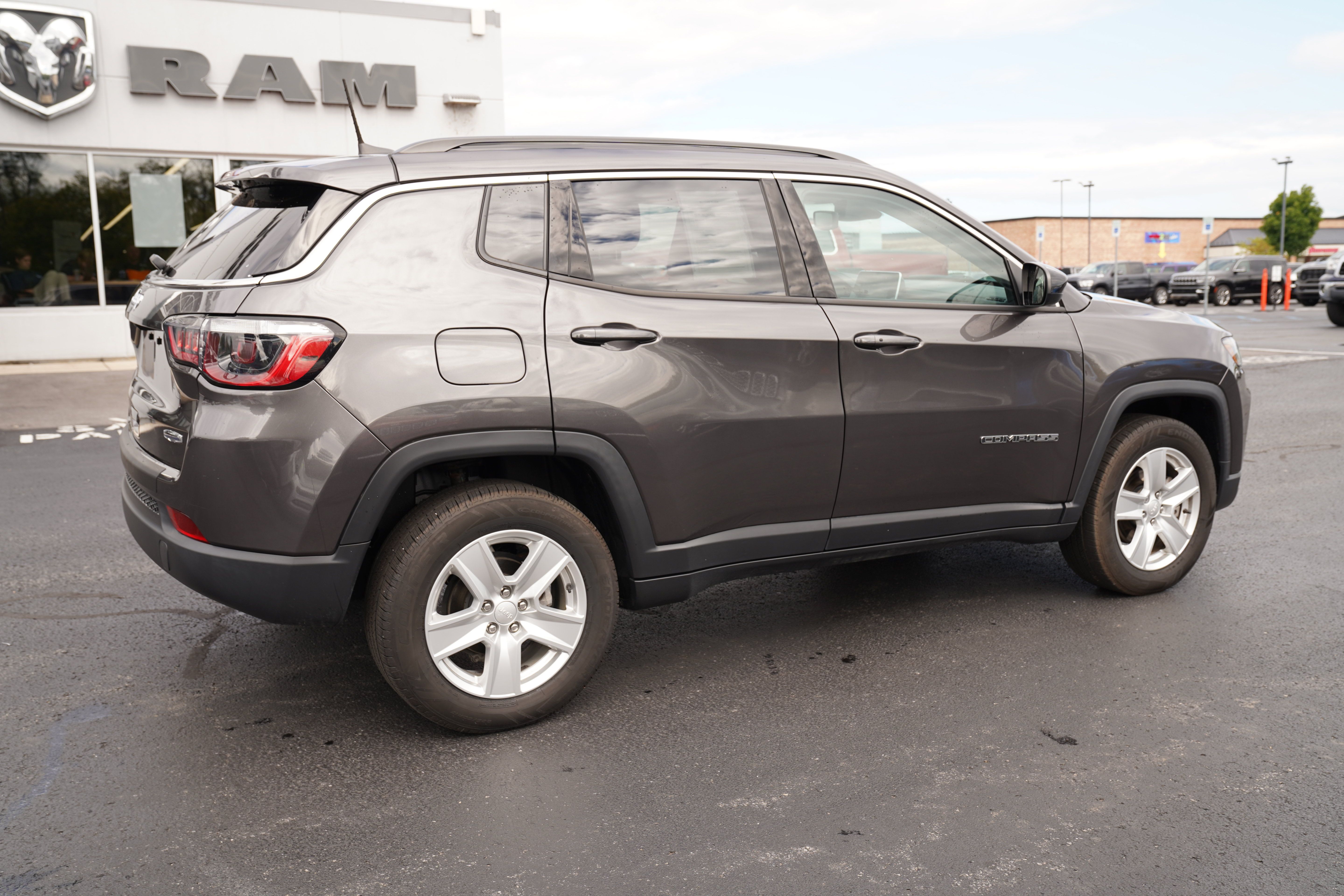 Used 2022 Jeep Compass Latitude w/ Convenience Group AWD/4WD image 3