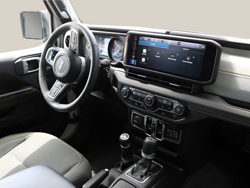 Used 2025 Jeep Wrangler Unlimited Sahara AWD/4WD image 19