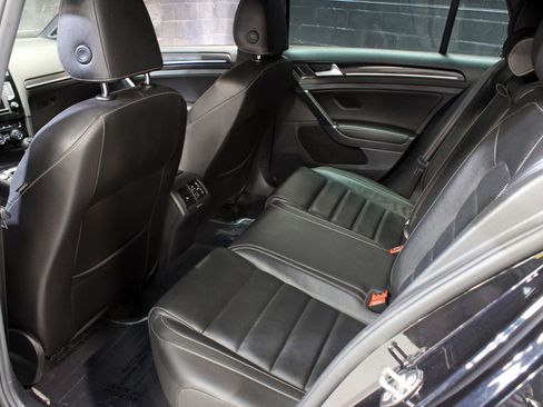 Used 2017 Volkswagen Golf R 4-Door image 28