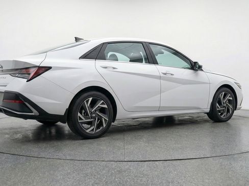 Used 2025 Hyundai Elantra SEL FWD image 9