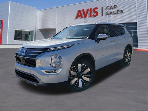 Used 2025 Mitsubishi Outlander SE image 1