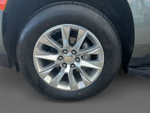 Used 2023 Chevrolet Suburban Premier image 15