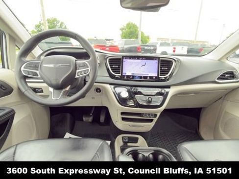 Used 2023 Chrysler Pacifica Touring-L FWD image 30