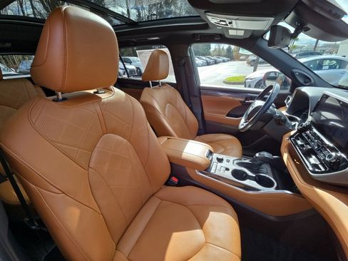 Used 2021 Toyota Highlander Platinum image 21