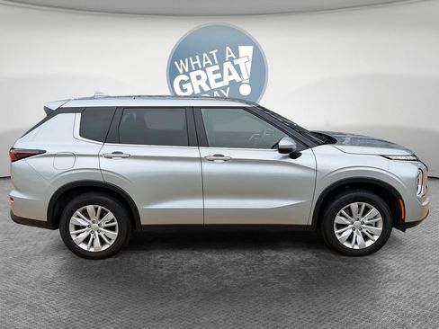 Used 2025 Mitsubishi Outlander ES AWD/4WD image 2