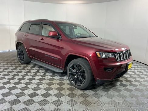 Used 2017 Jeep Grand Cherokee Altitude w/ Quick Order Package 23Z AWD/4WD image 3