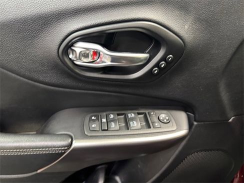 Used 2021 Jeep Cherokee Limited image 25