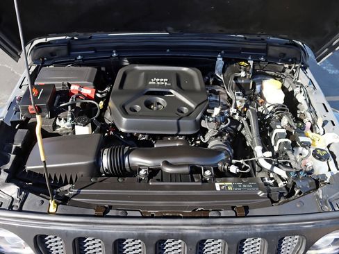 Used 2019 Jeep Wrangler Unlimited Sahara AWD/4WD image 40