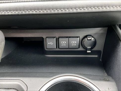 Used 2021 Toyota Highlander XLE AWD/4WD image 16
