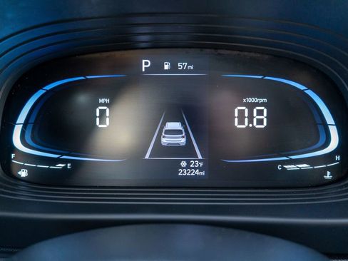 Used 2025 Hyundai Venue SEL image 24