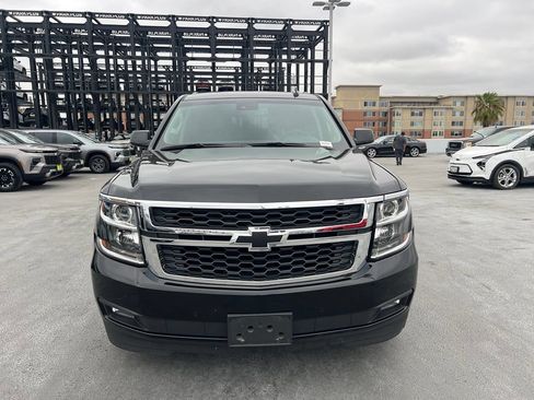 Used 2018 Chevrolet Suburban LT w/ Luxury Package RWD image 2