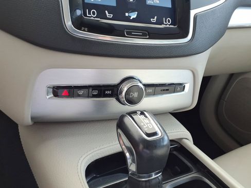 Used 2018 Volvo XC90 T6 Momentum w/ Convenience Package AWD/4WD image 9