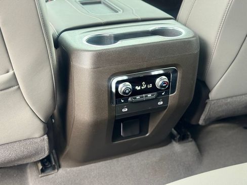 Used 2024 GMC Yukon XL SLT w/ SLT Premium Package AWD/4WD image 25