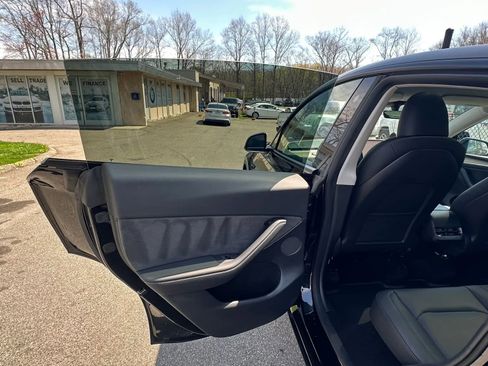 Used 2022 Tesla Model Y Long Range image 27